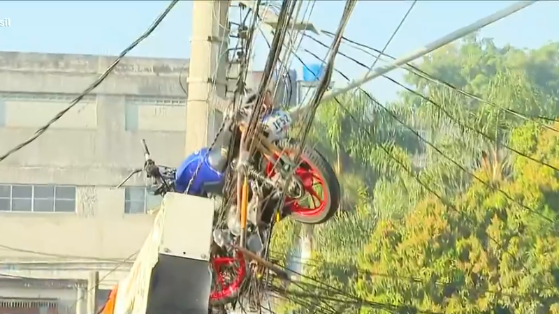  Motocicleta fica presa em fiação elétrica após queda de balão; entenda